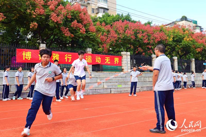 厦门六中学生们在栾树下跳绳。人民网记者 陈博摄